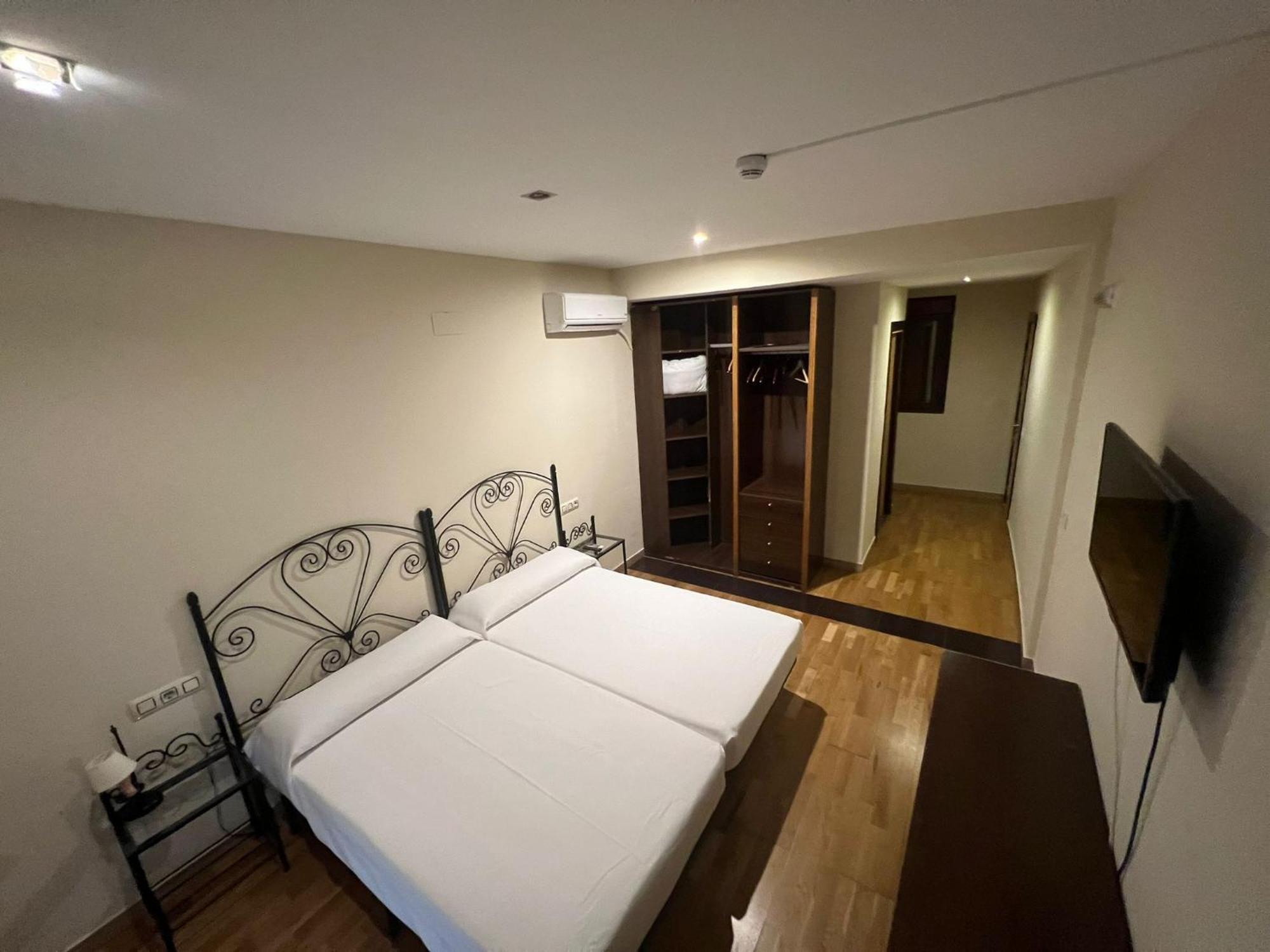 Hostal El Pasaje Пуенте-Хенил Екстериор снимка